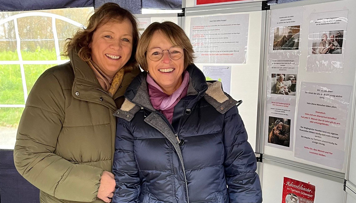 Simone Bille und Bettina Lienekampf-Beckel beim Adventsbasar vom Tierheim Gütersloh