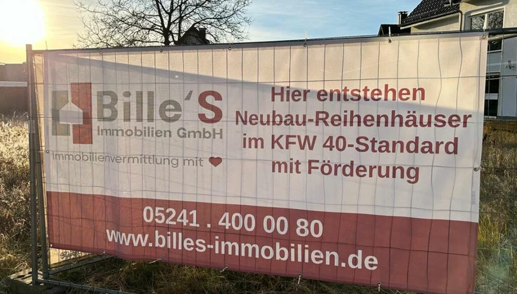 Ein Banner auf einem Feld von Bille's Immobilien