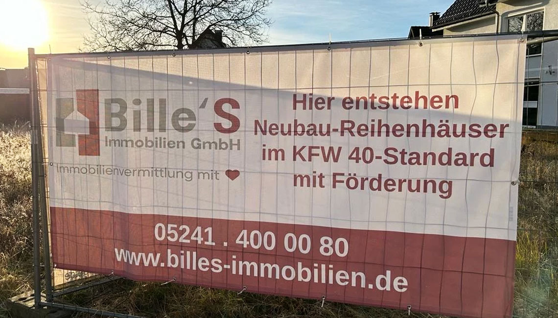 Ein Banner auf einem Feld von Bille's Immobilien