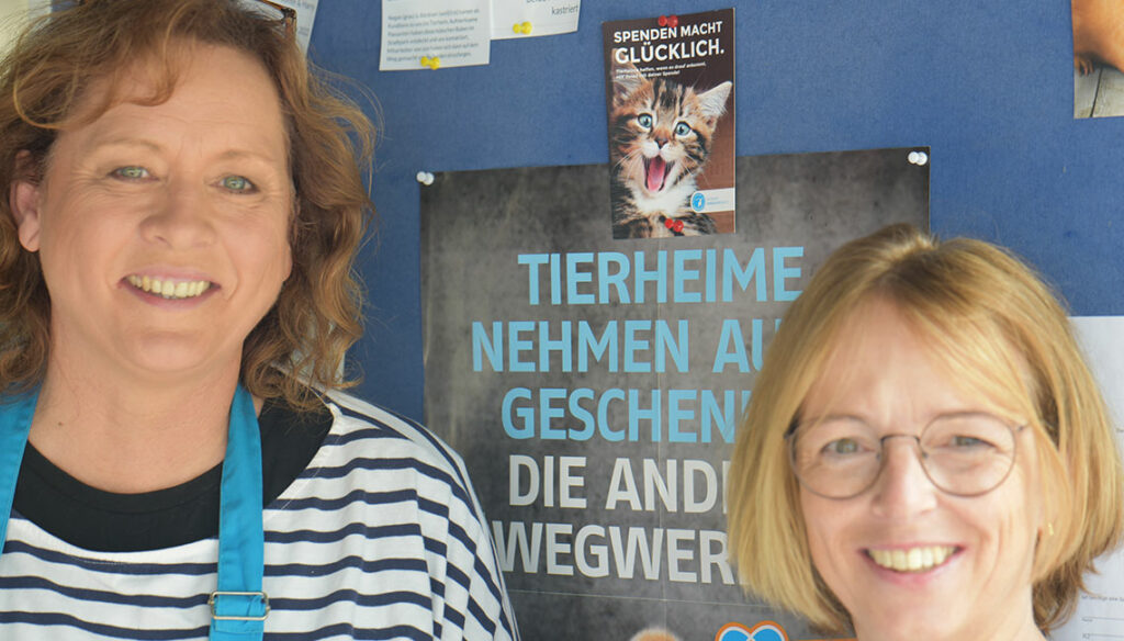 Bettina Lienekampf-Beckel und Simone Bille beim Sommerfest vom Tierheim Gütersloh