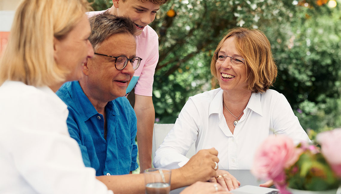 Simone Bille mit einer Familie im Garten